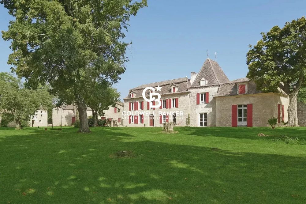Maison à vendre à proximité de Bordeaux – château rénové de plus de 700 m², 38 hectares, dépendances et parc arboré