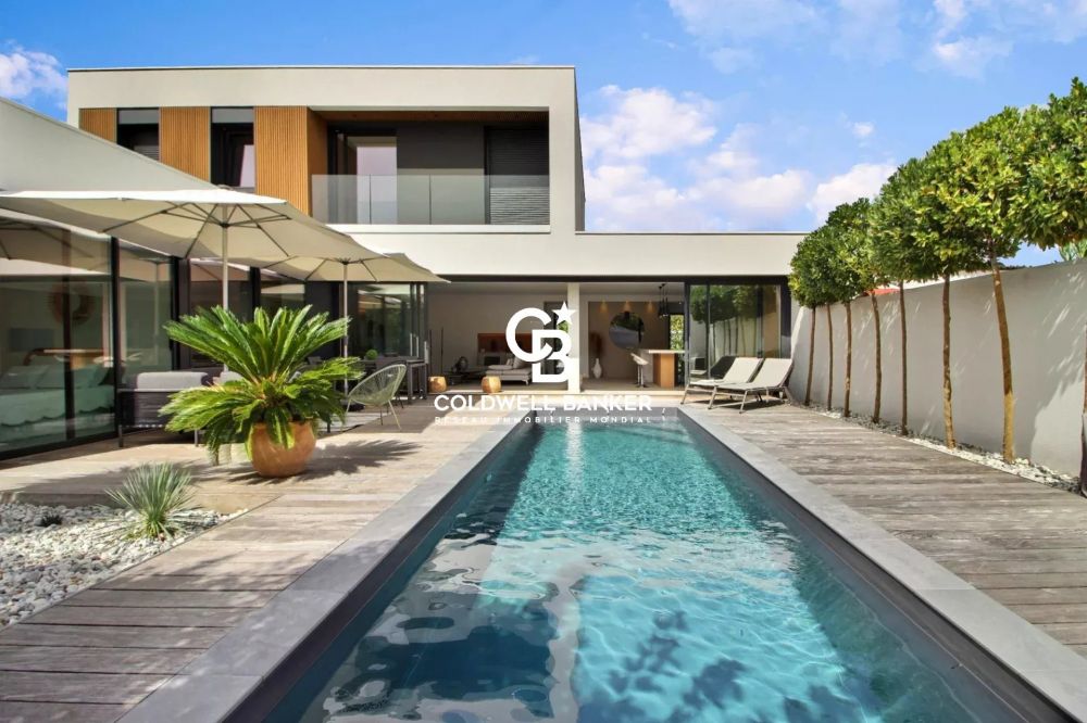 Maison contemporaine avec piscine à vendre à Mérignac Capeyron – familiale aux prestations haut de gamme