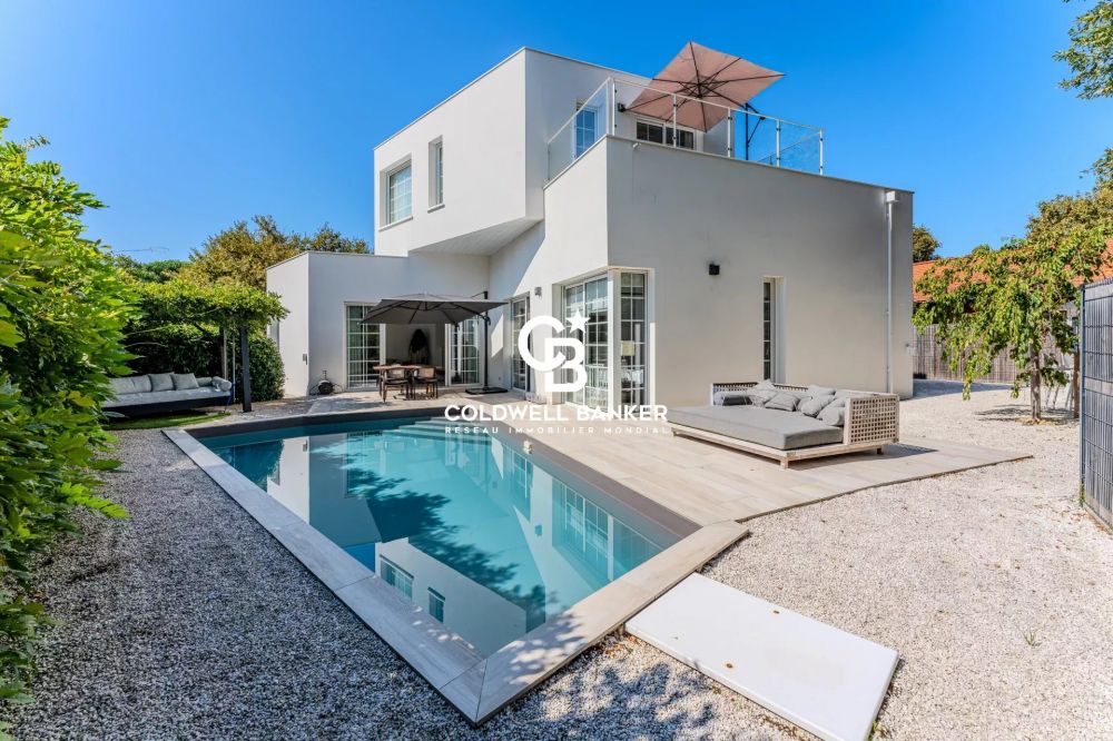 Maison à vendre à Gujan-Mestras La Hume - contemporaine avec piscine chauffée et jardin paysager