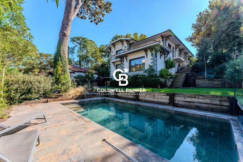 Maison à vendre à Arcachon – rénovée avec 8 chambres, piscine et terrasses à 400 m de la plage Pereire
