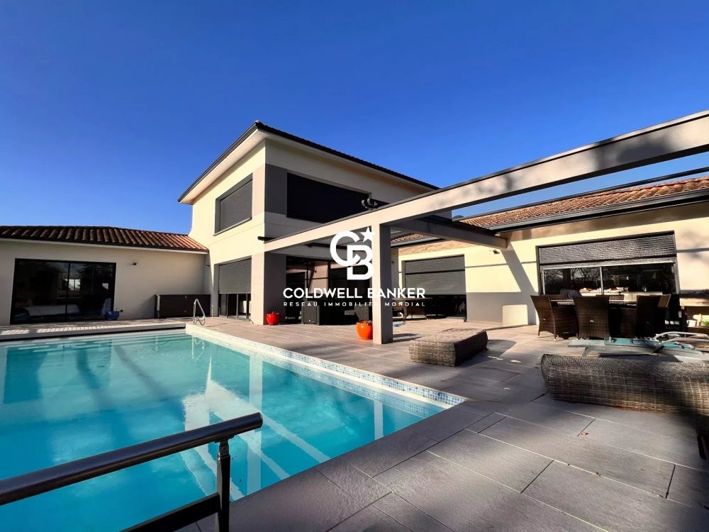 Maison à vendre à 20 minutes de Bordeaux – contemporaine avec piscine, suites et terrasse face à la nature