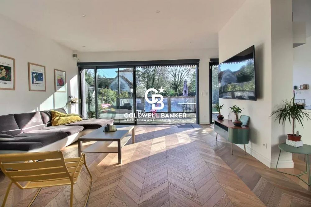 Maison à vendre à Bordeaux – parc Bordelais, 6 chambres, jardin avec piscine et stationnement