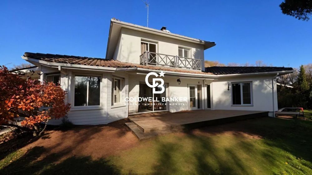 Maison à vendre à Lège-Cap-Ferret – maison traditionnelle avec grand terrain piscinable et double garage