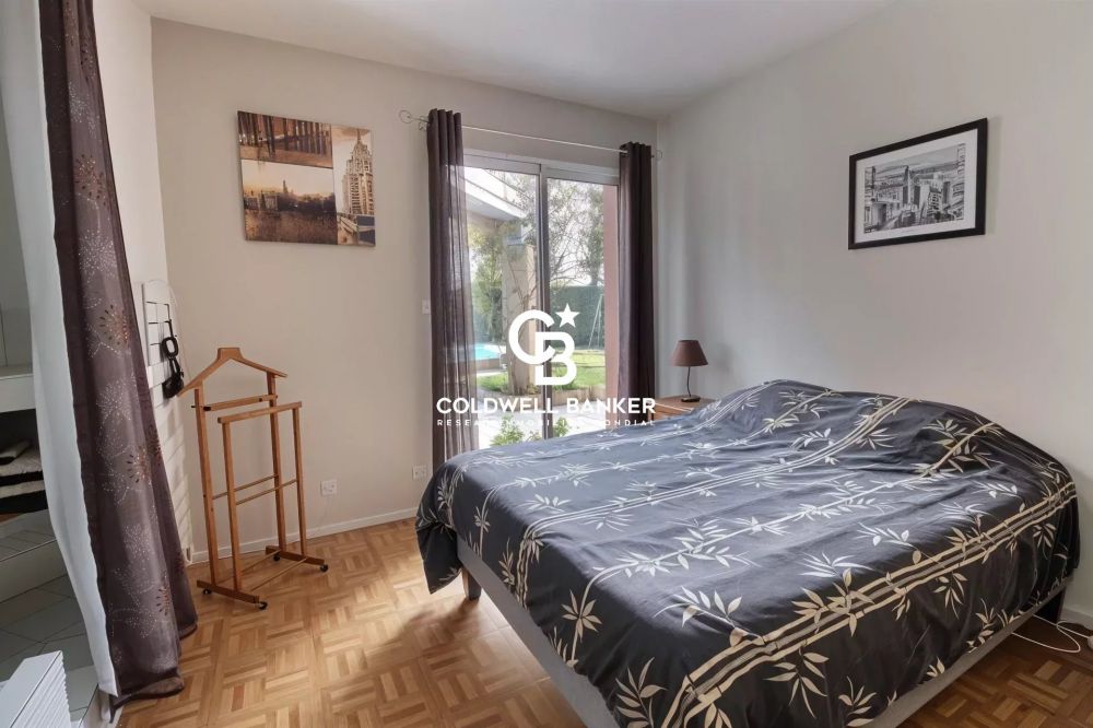 Maison à vendre à Pessac – plain-pied, 5 chambres, jardin avec piscine et garage