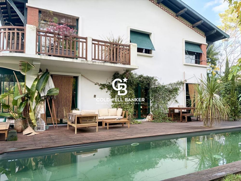 Maison à vendre à Arcachon - villa rénovée, cinq chambres, piscine et proximité commerces