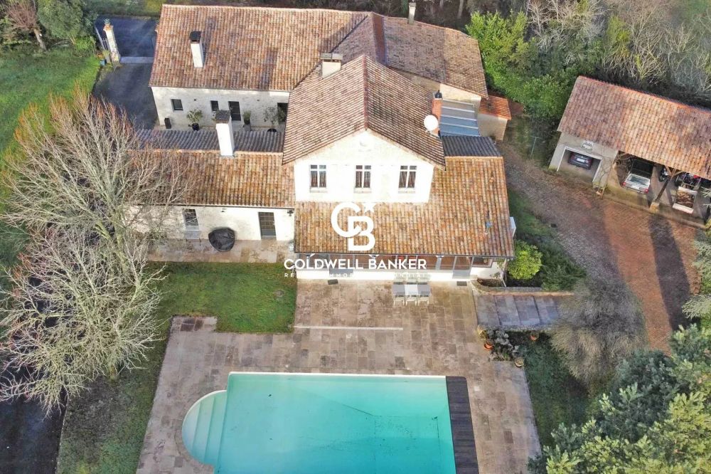 Maison à vendre à Bergerac – corps de ferme rénové sur 7,5 ha avec piscine, étang et dépendances