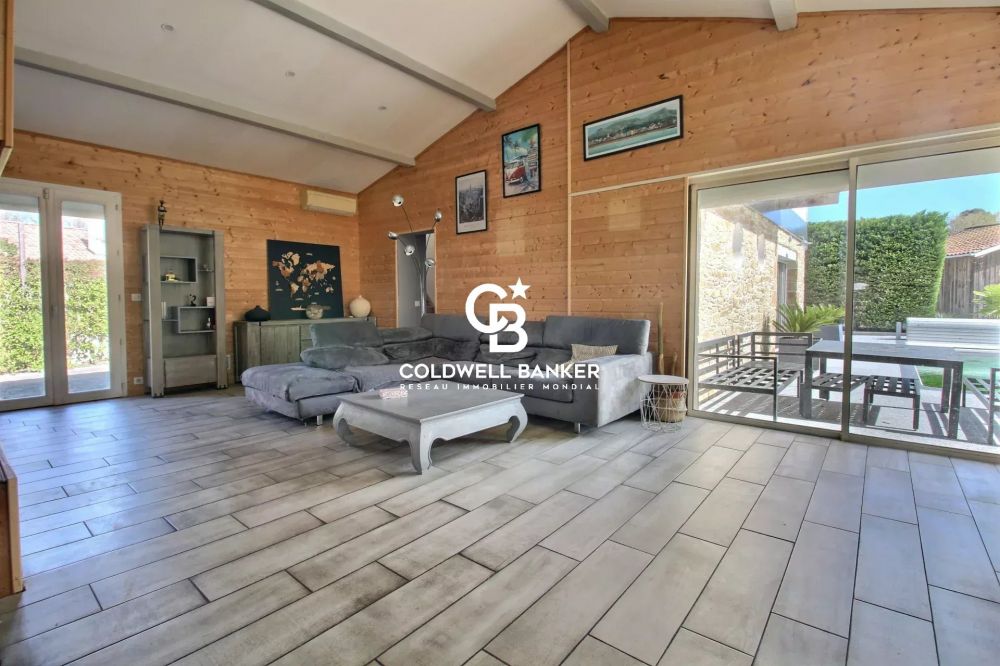 Maison à vendre à Arsac – maison familiale 5 chambres, piscine, grand garage, terrain paysagé