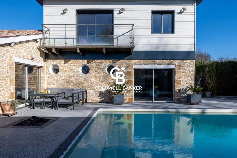 Maison à vendre à Arsac – maison familiale 5 chambres, piscine, grand garage, terrain paysagé