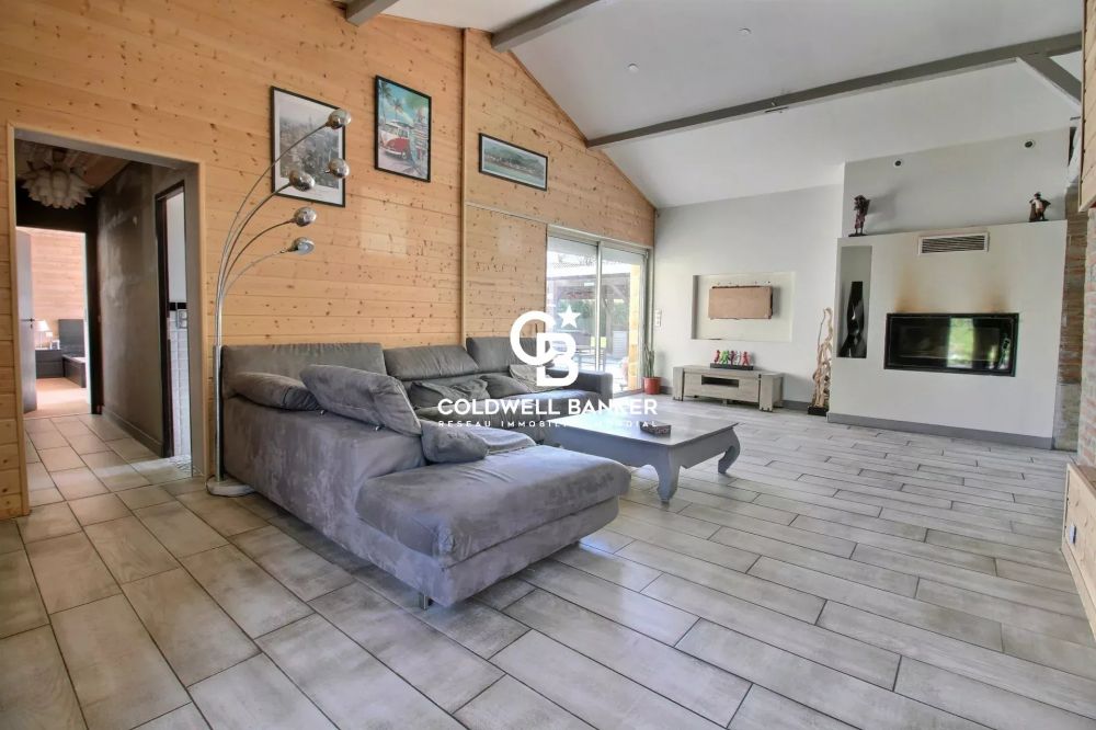 Maison à vendre à Arsac – maison familiale 5 chambres, piscine, grand garage, terrain paysagé