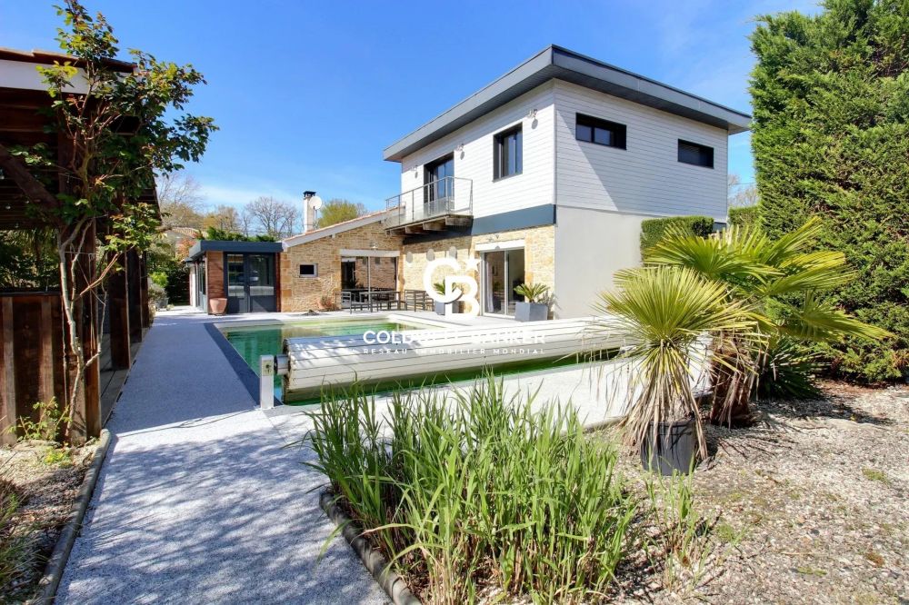 Maison à vendre à Arsac – maison familiale 5 chambres, piscine, grand garage, terrain paysagé
