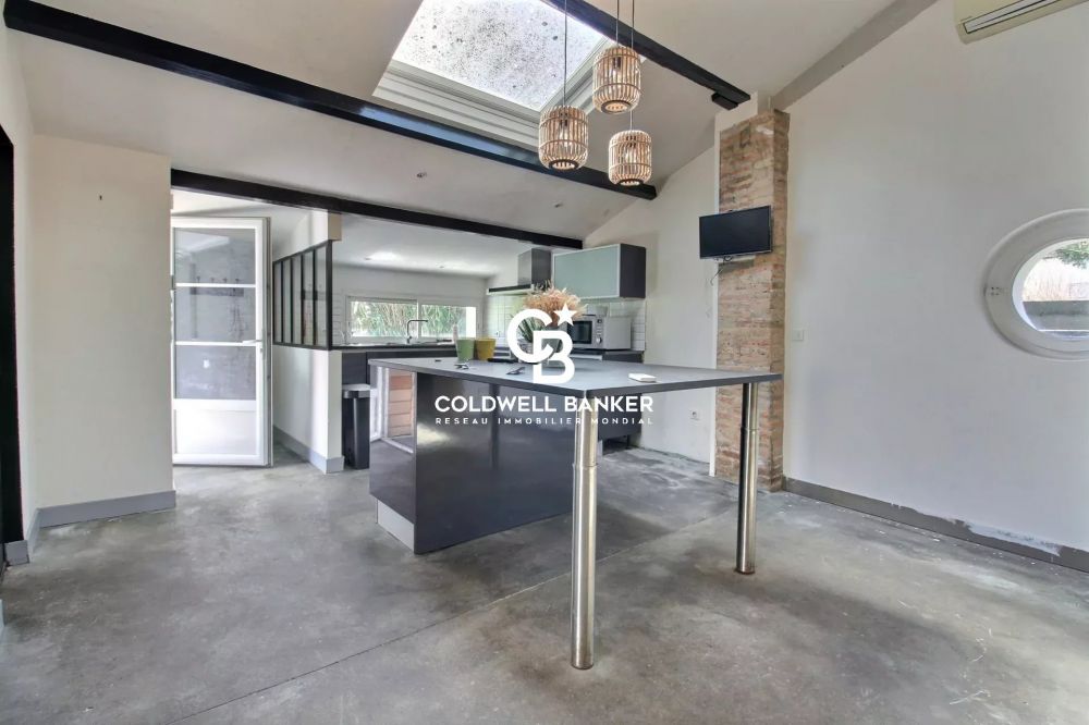 Maison à vendre à Arsac – maison familiale 5 chambres, piscine, grand garage, terrain paysagé