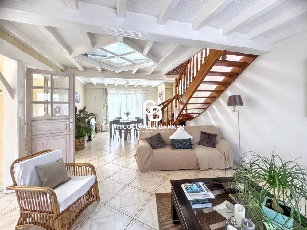 Maison à vendre à Villenave-d'Ornon – 3 chambres, piscine, jardin clos, garage