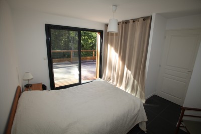 chambre avec terrasse en bois